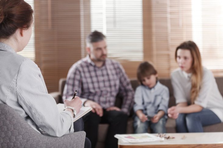 Aile danışmanlığı seansında danışmanla görüşen anne, baba ve çocuk